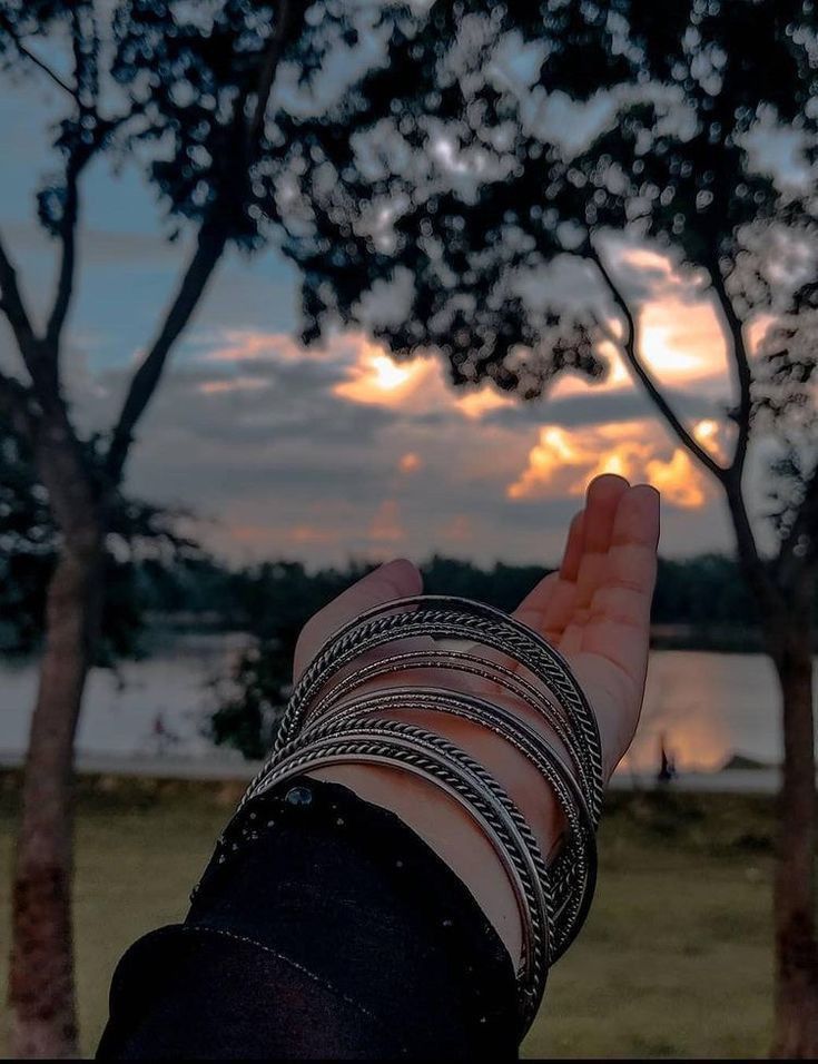 ❤️✨❤️✨❤️
चूड़ियां सोने की ना सही तो कांच
की ले आऊंगा.....!!

