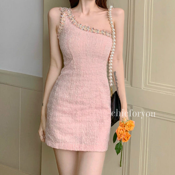 Vintage pink one-shoulder tweed dress
http://shrsl.com/3mn2p