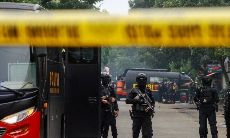 Letest News A suicide bomber killed a police officer and wou