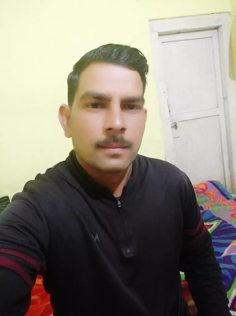 दो चार ख्वाब हैं मेरे ज़िन्हे मैं .. 
आसमां से दूर चाहता हूँ 
