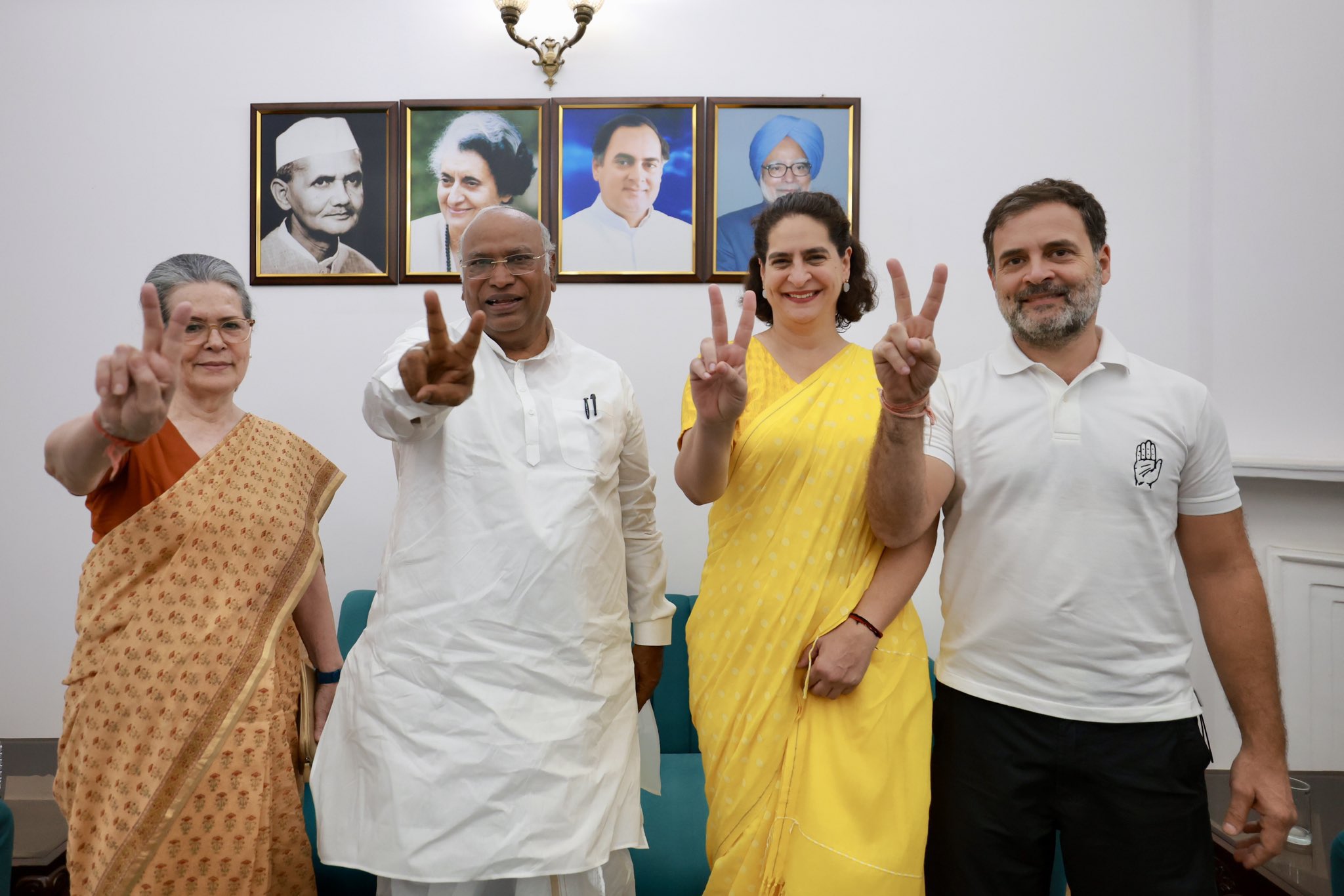 Congress ne victory ✌️ sign diye