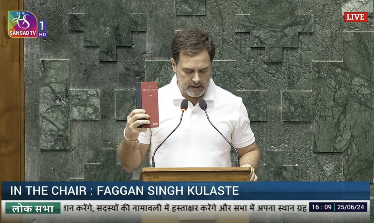 Savidhan ko rakhte huye Rahul Gandhi ne sapath li..