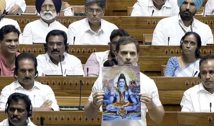 Aaj sansad mein Rahul Gandhi ne "mahadev" ki tasveer dikhate