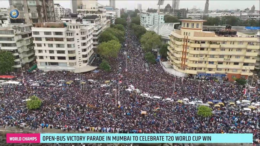 crowd at Marine drive, Mumbai 
celebrate T20..