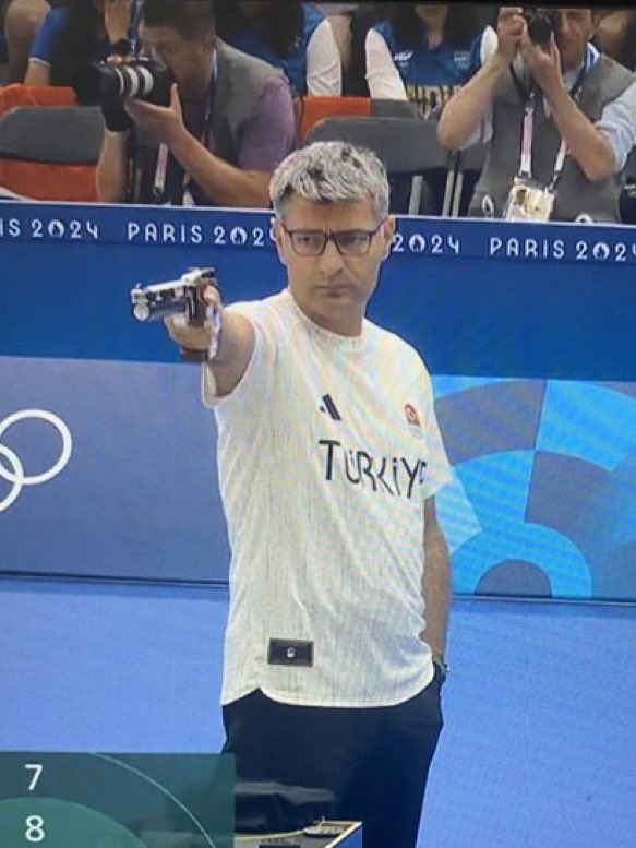 The 51 yr old Turkish guy (Dikeç) with no specialized lenses
