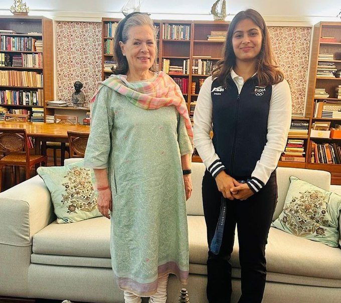 Olympic winner Manu Bhaker met with Sonia Gandhi #ManuBhaker