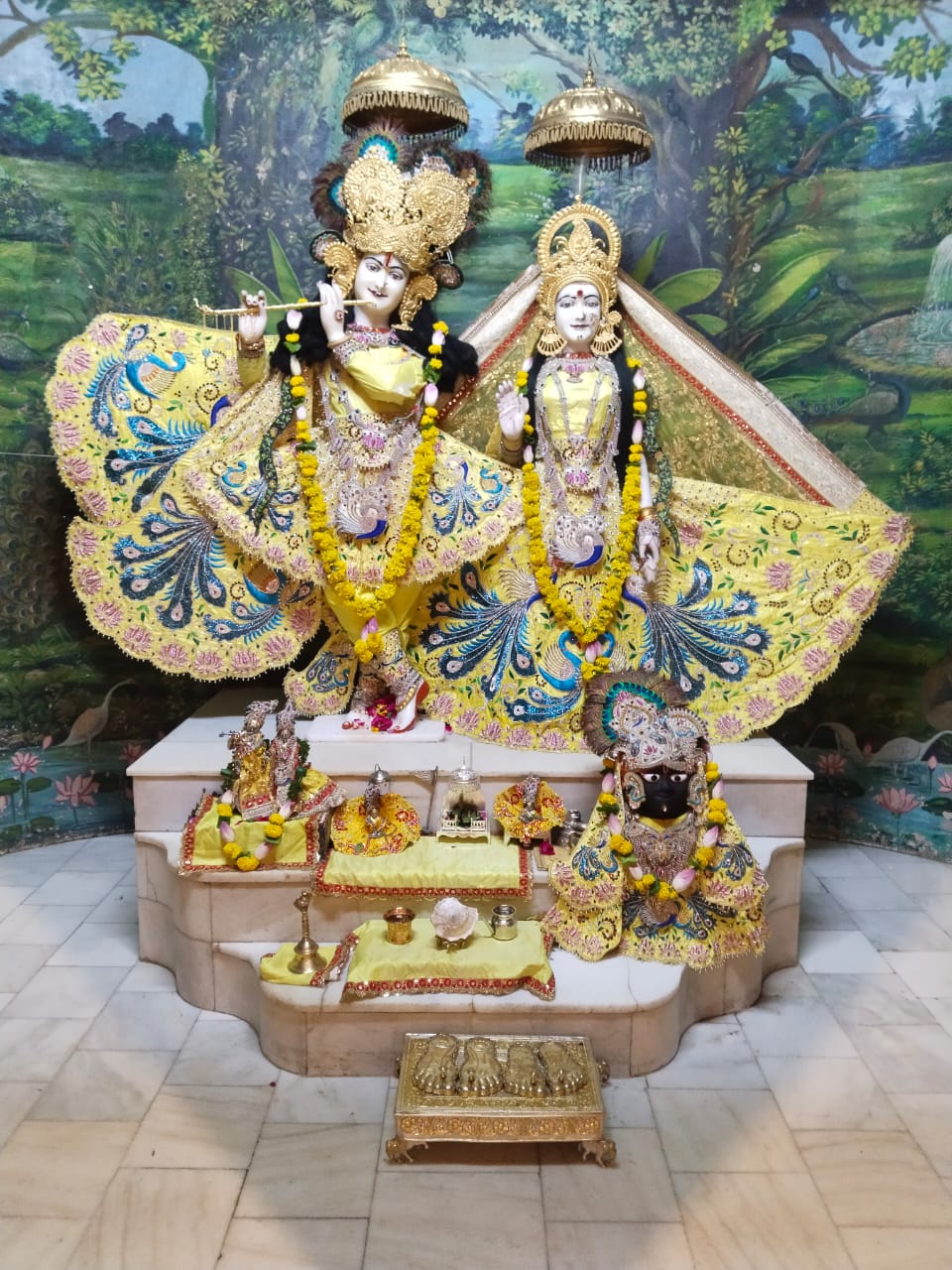नन्द के आनंद भयो, जय कन्हैया लाल की,
हाथी घोड़ा पालकी, जय कन