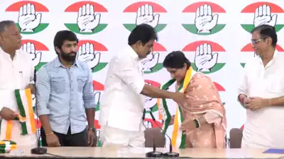 Wrestlers Vinesh Phogat, Bajrang Punia join Congress ahead o