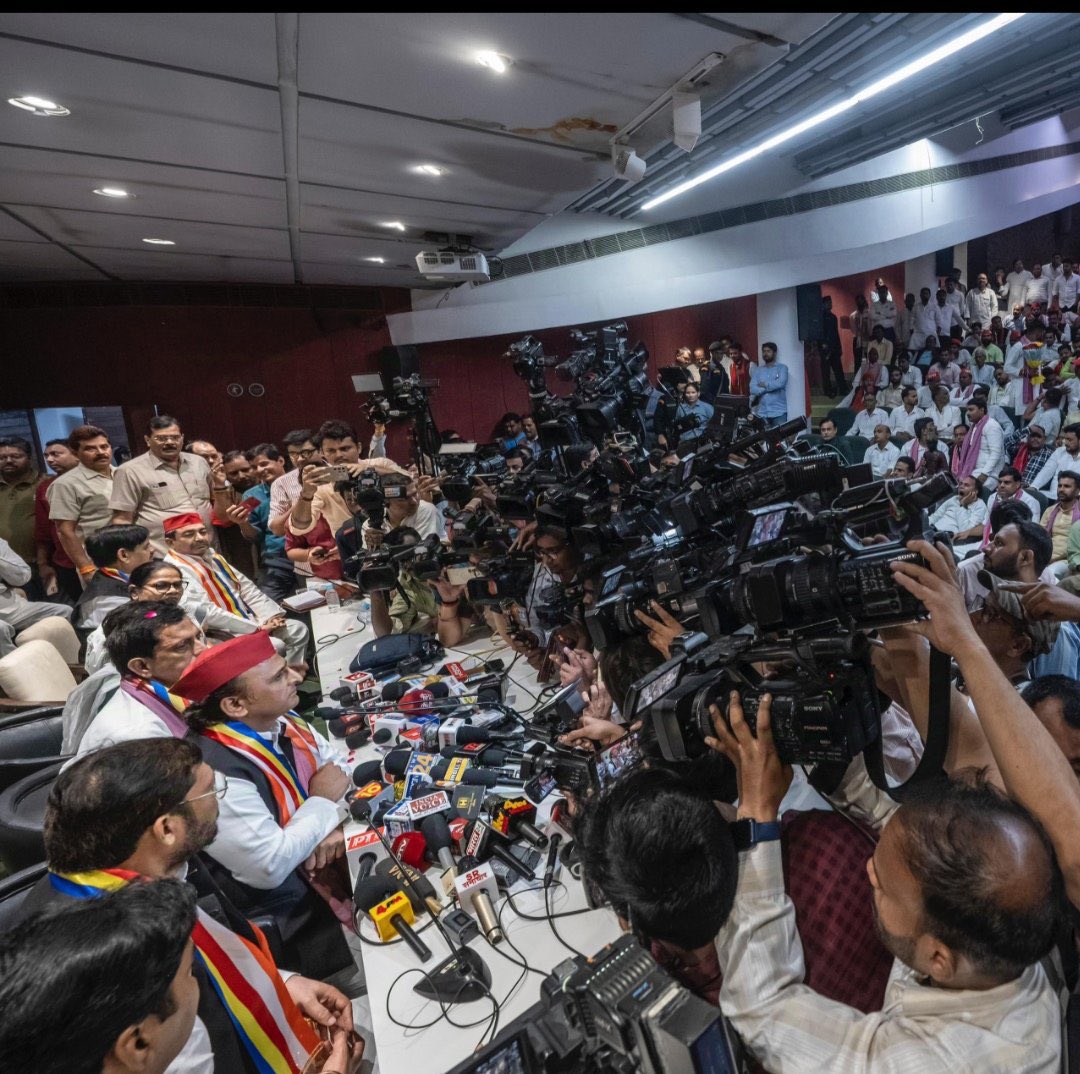 मीडिया को इंटरव्यू देते #अखिलेश यादव #वायरल