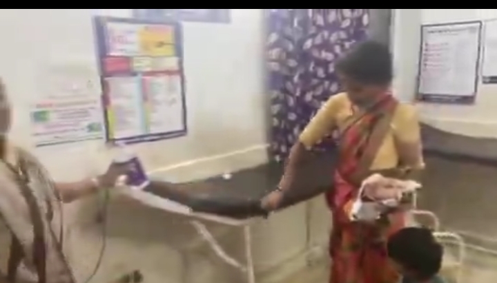 In Dindori, Madhya Pradesh, a pregnant woman, who lost her h