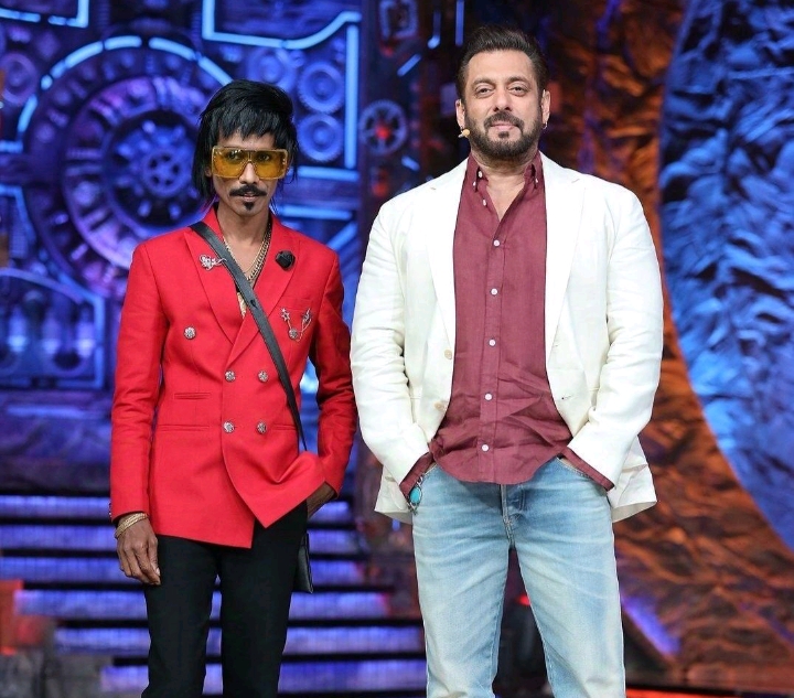 Dolly chaiwala with Salman Khan

अगर आप कभी भी किसी भी तरह स