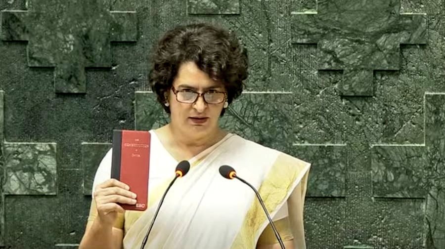 Priyanka Gandhi Vadra ने संविधान की किताब हाथ में ले कर शपथ 