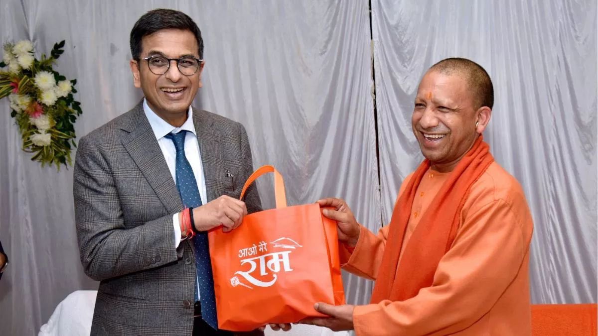 पूर्व CJI Chandrachud CM Yogi Adityanath से भेंट करते हुए..
