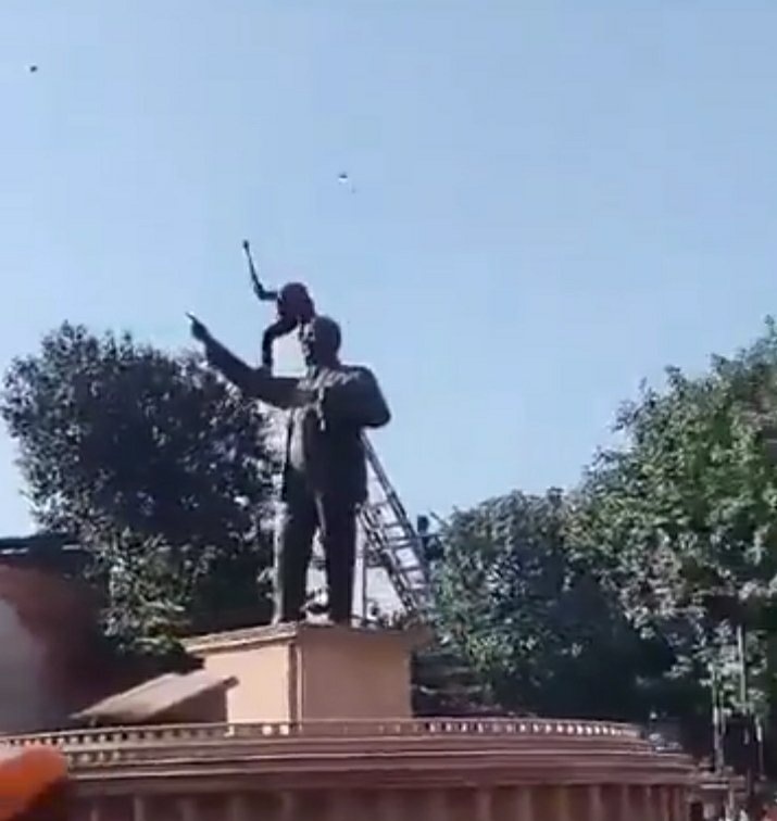 पंजाब में एक शख्स बाबा साहब Ambedkar की मूर्ति पर हथौड़ा चला