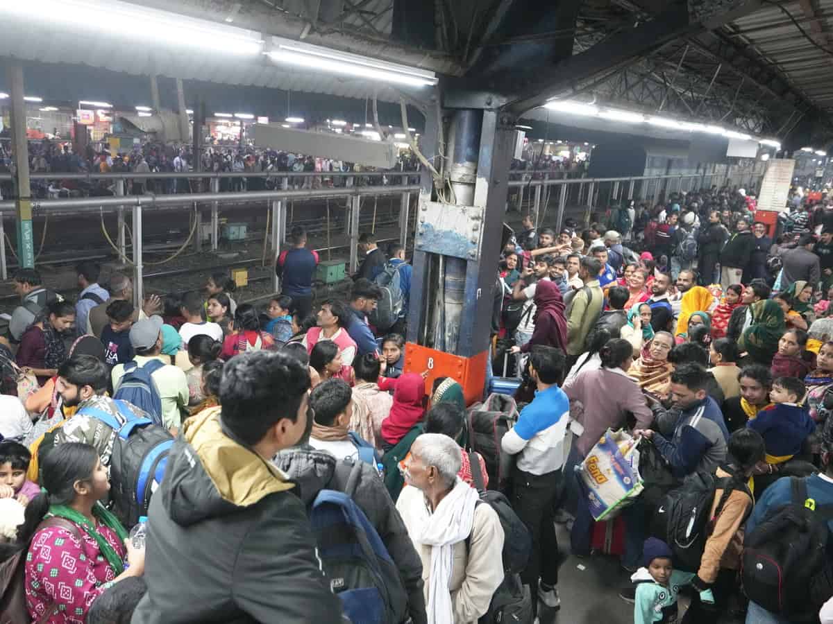 नई दिल्ली रेलवे स्टेशन पर भगदड़ मचने से कम से कम 15 लोगों की