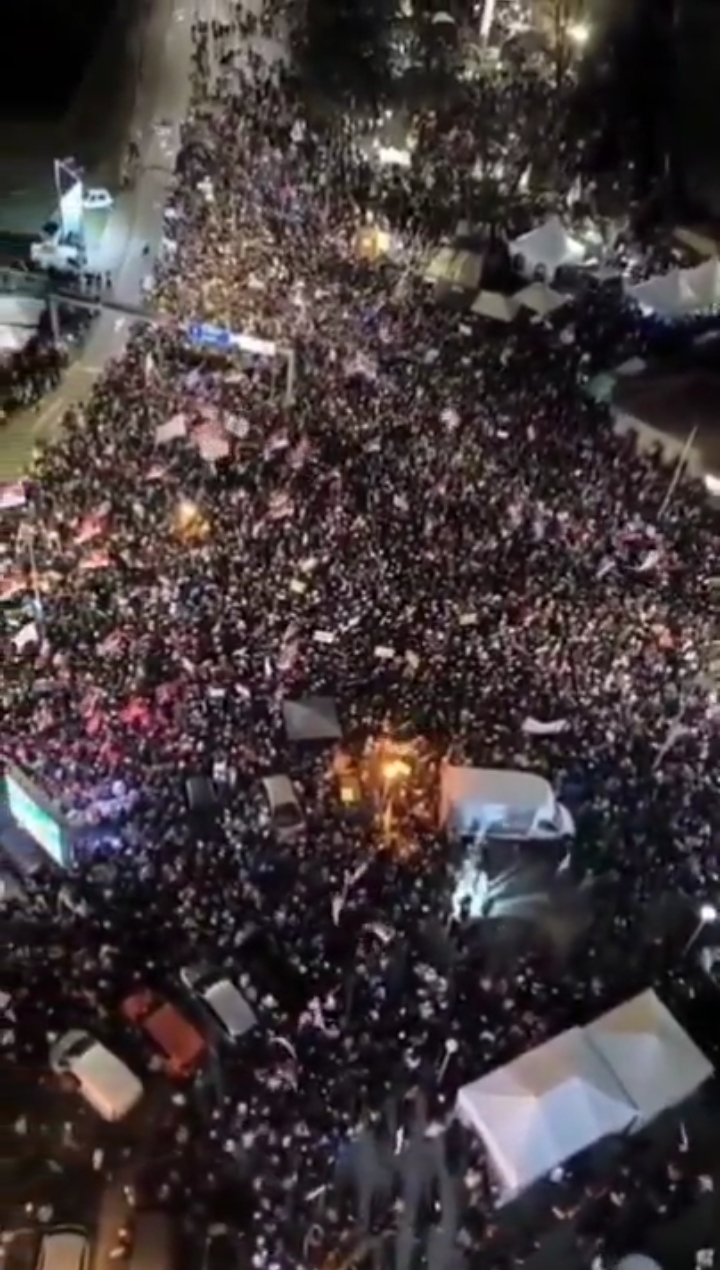 Over 200,000 people are protesting against the corruption go