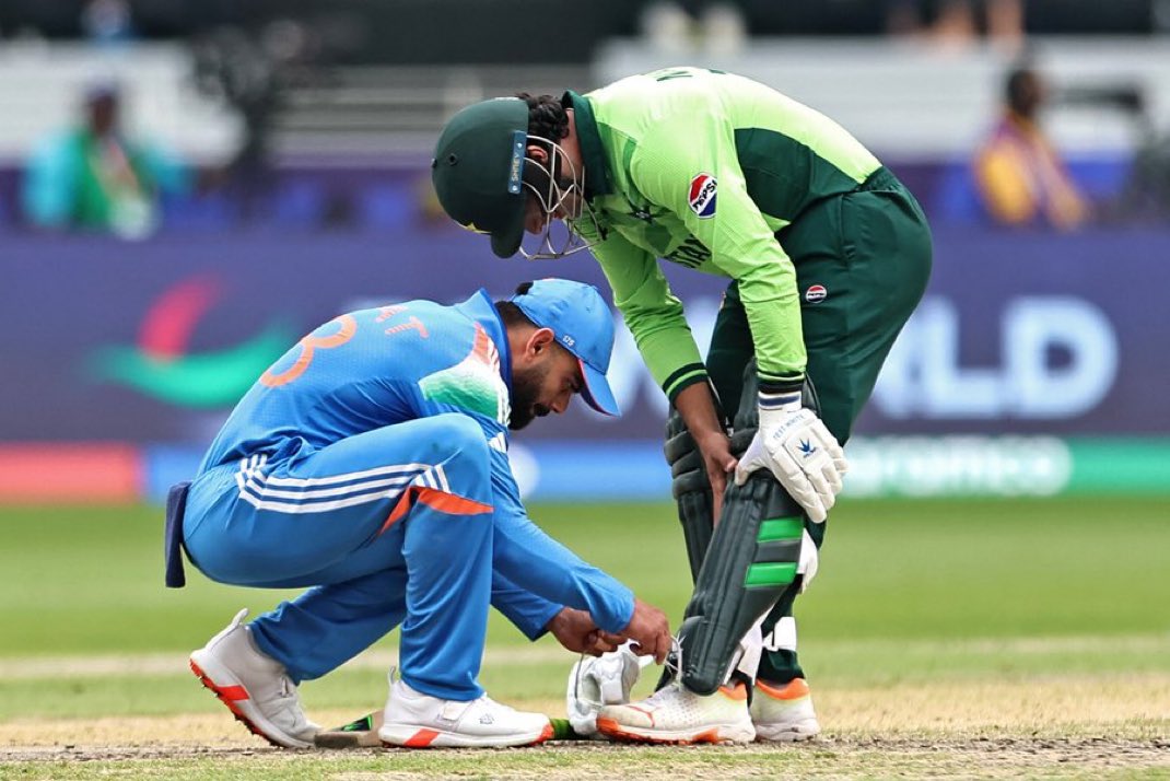 This photo is viral! 
#viral #cricket #IndVsPak
जिसमें विराट