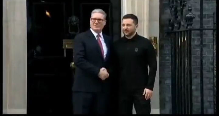 Zelensky in Britain after meeting Trump.
#Zelensky #KeirStar