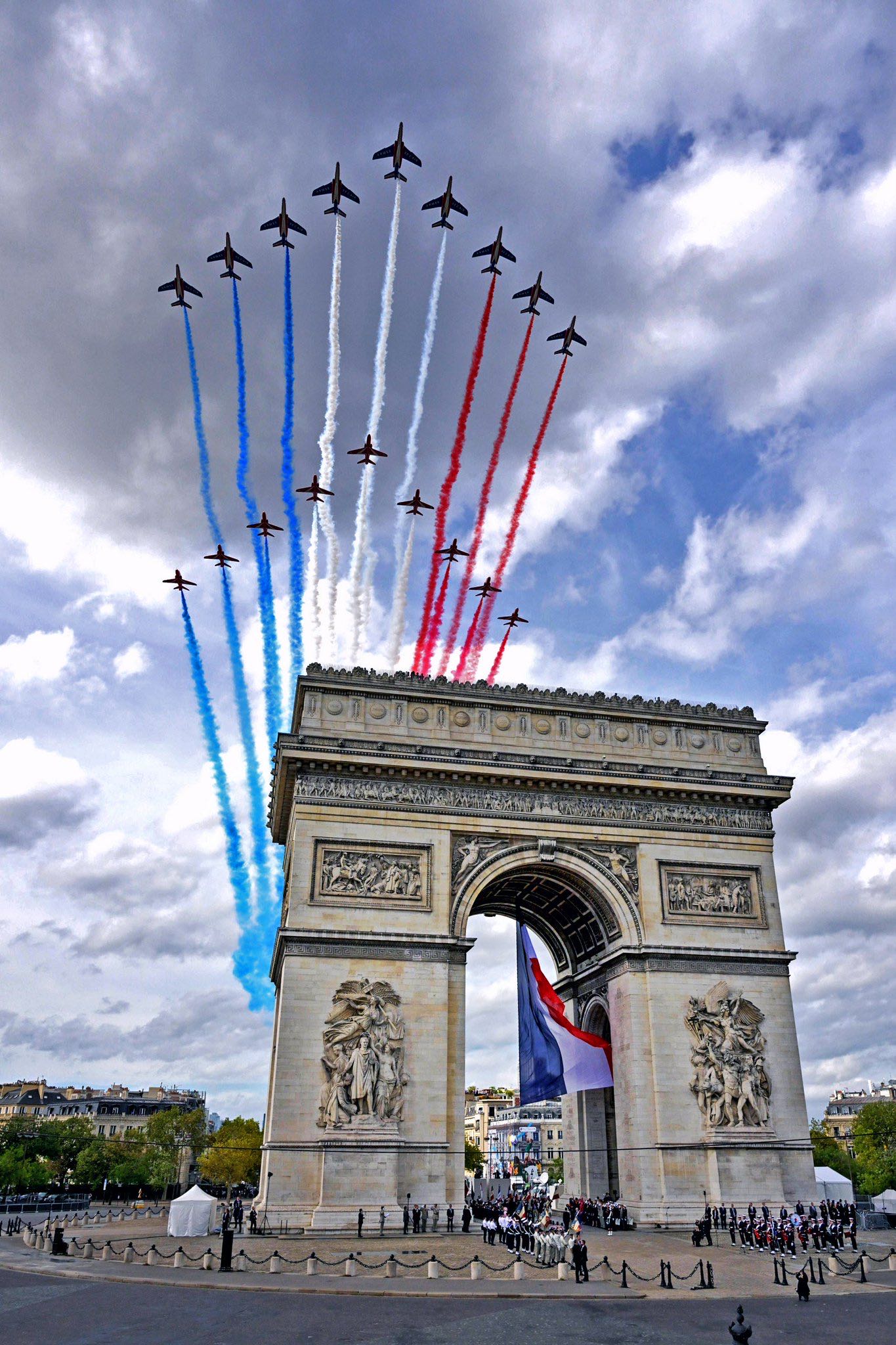 🇫🇷 🇬🇧 Dans le ciel de Paris, la Patrouille de France et les 