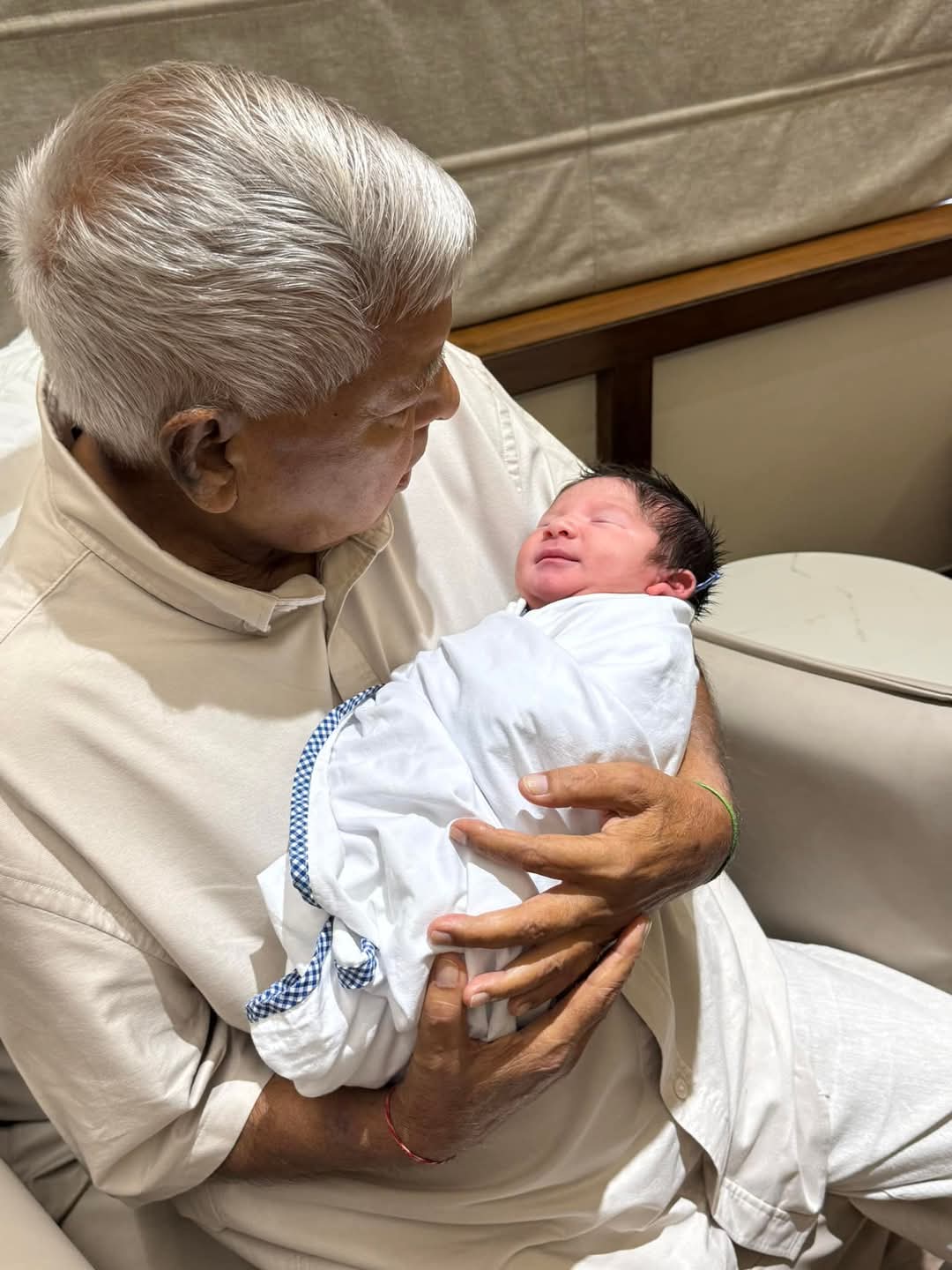 राजद सुप्रीमो श्री लालू प्रसाद यादव अपने पोते को लिए हुए।
