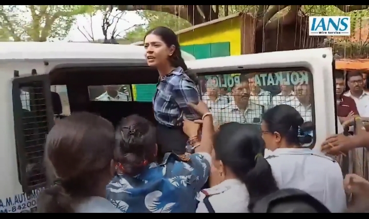 She has arrested #Kolkata #WB
शर्मिष्ठा गिरफ़्तार!
पैगंबर मु