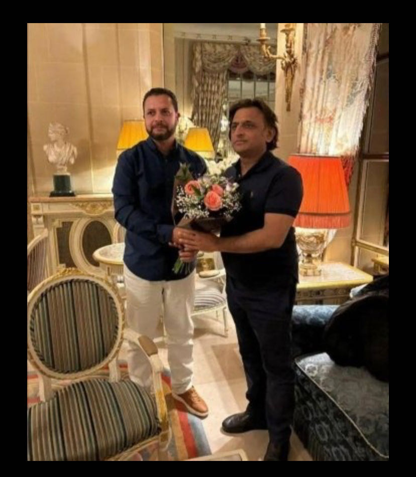 Akhilesh Yadav in black dress 
Samaj party Milap in Abroad 👋