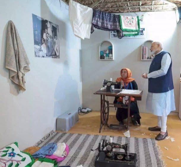 गरीब की झोपड़ी में प्लास्टिक पेंट, सिलाई मशीन बिल्कुल नई...
