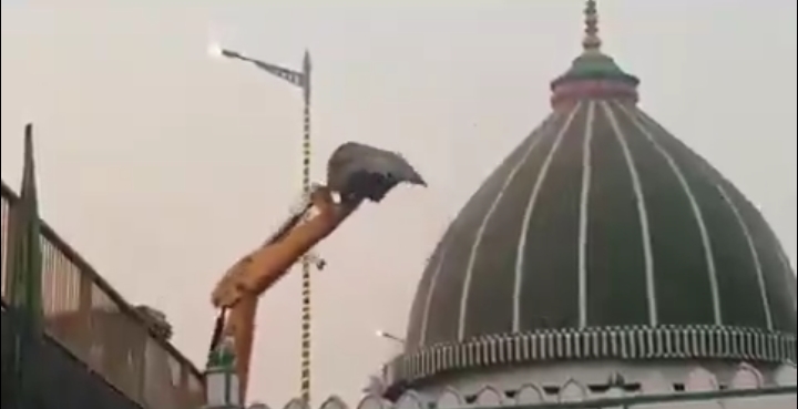 UP में एक और मज़ार पर बाबा का बुलडोजर चला, क्योंकि अवैध कब्जा