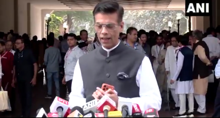 सलमान खान की मजबूरी हो सकती है पर इस gay को क्यों बुलाया गया