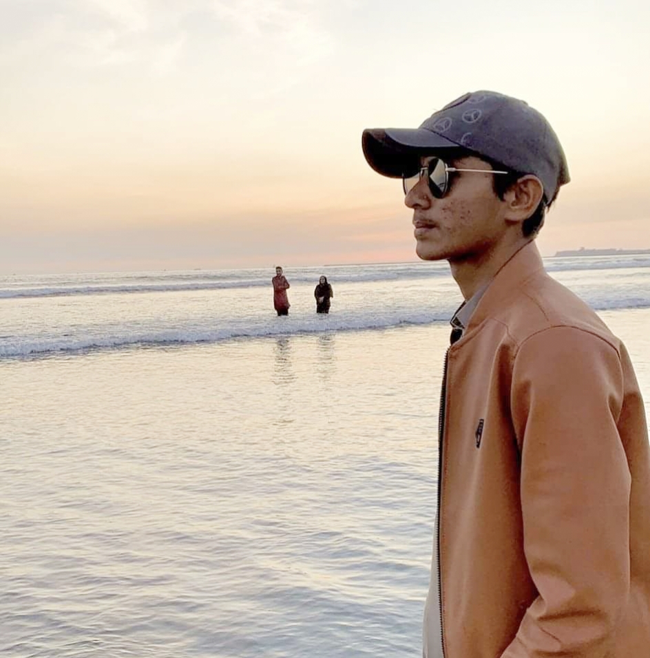 Visited the beautiful sea of Karachi — where the waves, bree