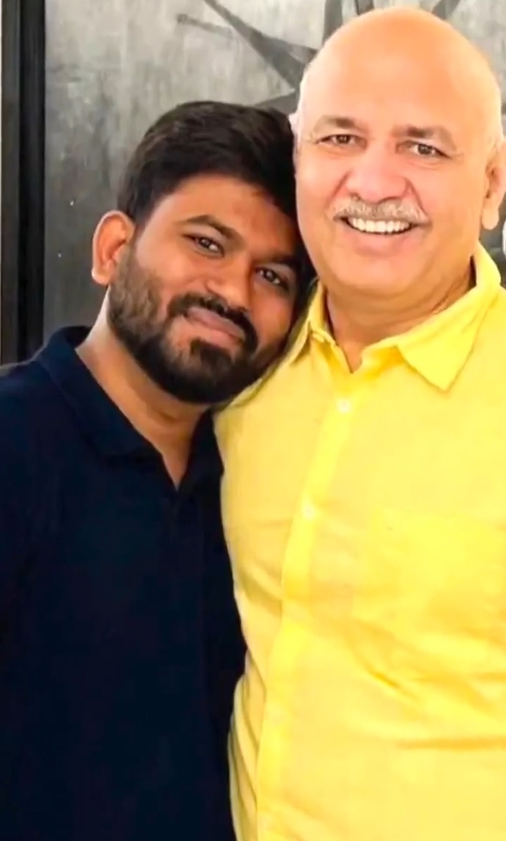 Abhijit Dipke जो अमेरिका में बैठे बैठे cockroach janta party