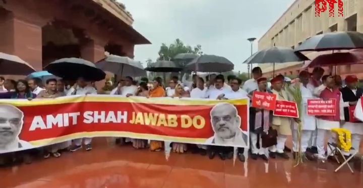 Congress व opposition party संसद परिसर दिल्ली में अमित शाह ग